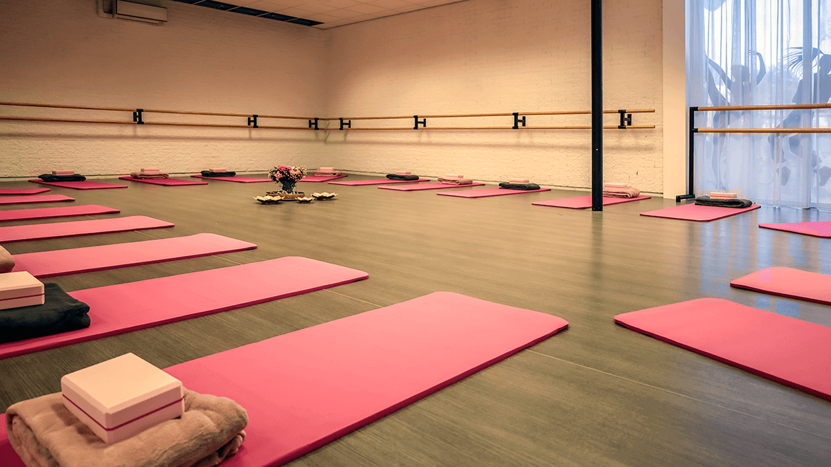 Foto van de zaal waarin Namasté Westland yoga mag geven in Westlandtheater De Naald in Naaldwijk. De foto hoort bij de pagina over de contributie.