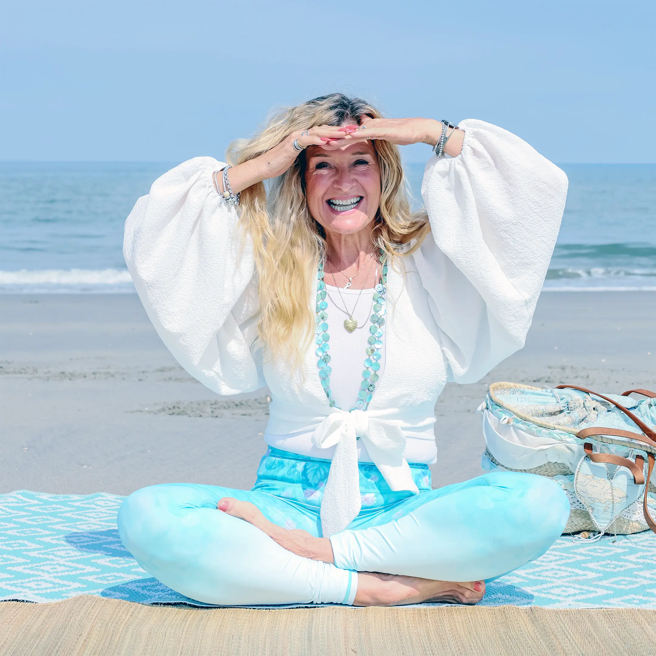 Nicolette de Boer op het Westlandse strand. Nicolette is de ondernemer achter Namasté Westland.