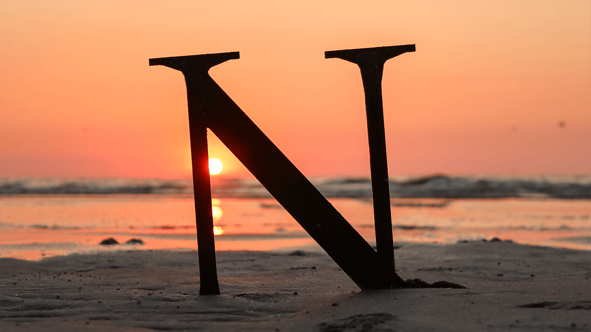De N van Nicolette de Boer op het Westlandse strand. Nicolette is de ondernemer achter Namasté Westland.