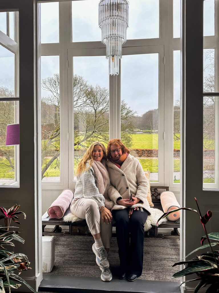 Nicolette de Boer en Roelien Stellaard in de serre van Villa Ockenburgh.